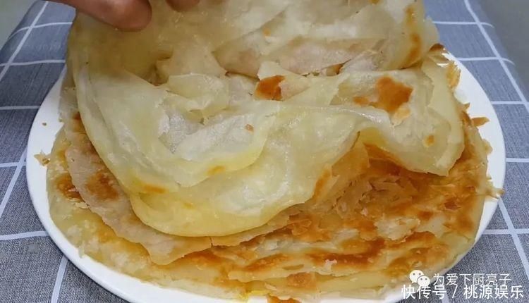 烙饼这么做太香了,开水一烫,张张柔软又劲道,学会天天不起早