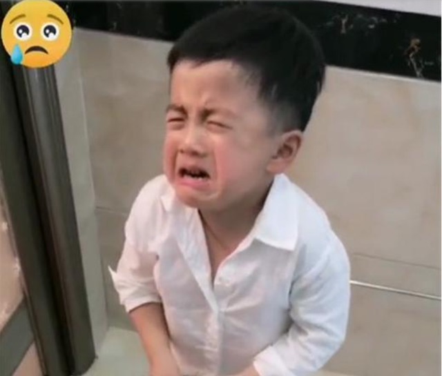 朋友之间|萌娃帮爸爸搓澡遭拒绝,亮出手中“工具”后,宝妈忍不住同情丈夫