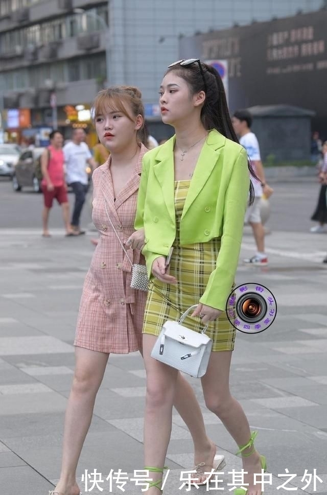绿色西装搭配绿色连衣裙和绿色凉鞋,一身绿色穿出小清新气质