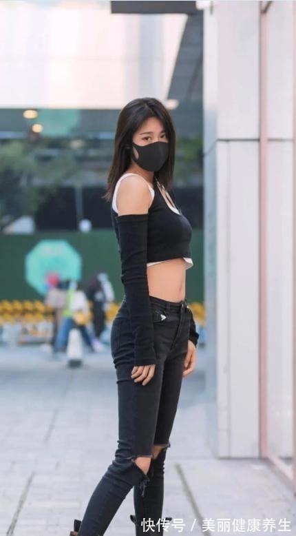 蕾丝 黑色露肩长袖搭配破洞打底裤,暗黑风格,看起来神秘又性感!