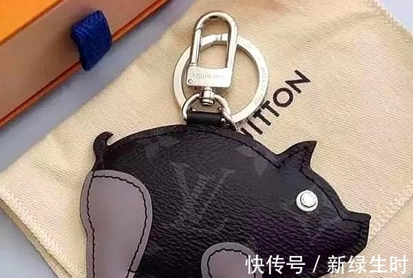 朋友们|奢侈品牌频出猪系列，古驰的猪可爱，蔻驰的猪包像装饲料的袋子