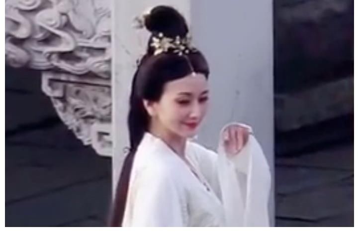 楊紫|《萌探》有新鮮路透，楊紫那英爭相當白蛇，沒成想正版到來美翻了