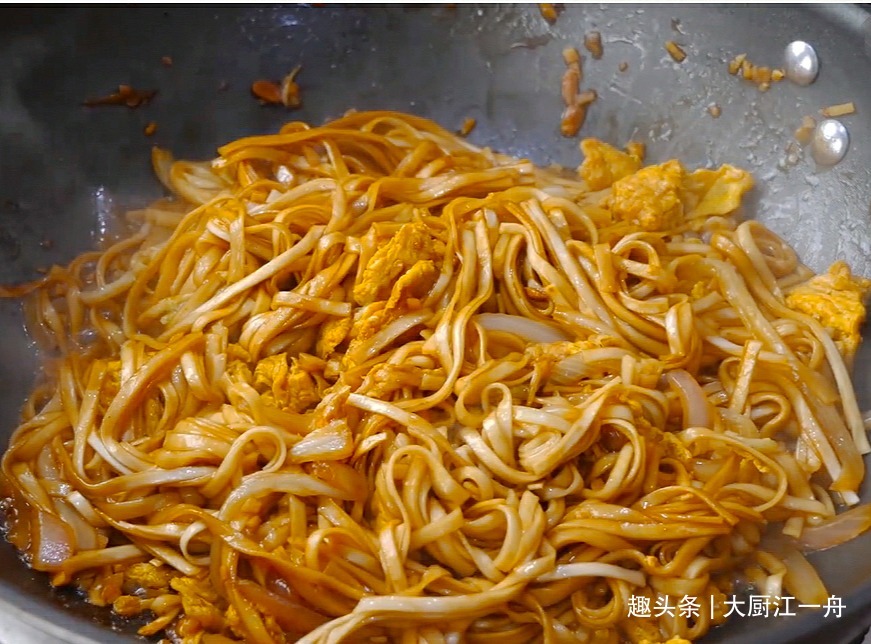 面条不要水煮，换种新吃法，比水煮好吃比炒简单，一周吃6次不多