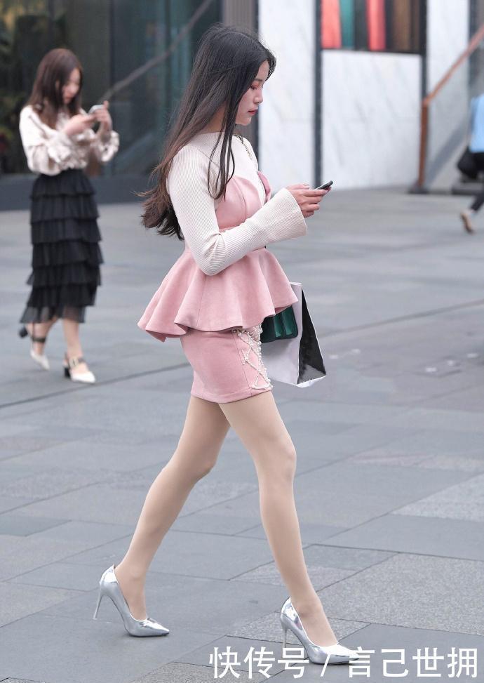 波浪下摆的装饰,在不经意间增加了柔和的魅力