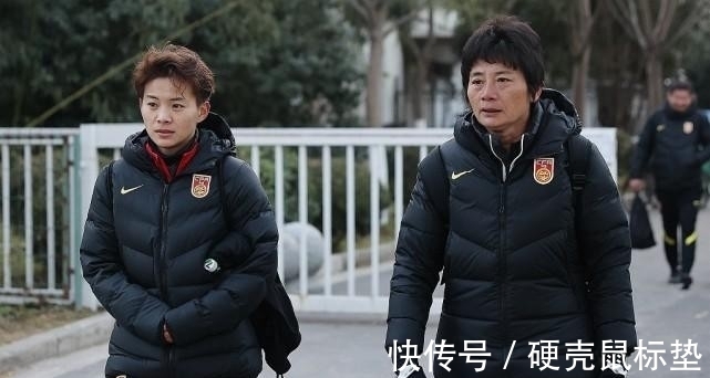 水庆霞|女足主帅真有精英气质,穿运动装潇洒霸气,看得出平时多低调