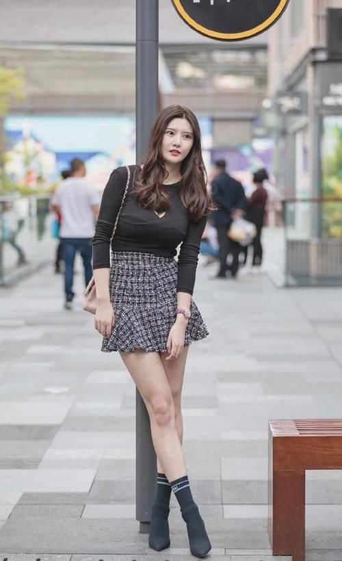 格子|美女小姐姐穿黑色上衣T恤，搭配格子百褶裙，清纯少女感十足