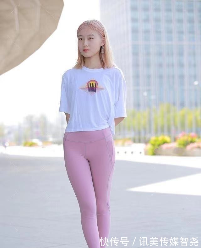 短袖|短袖搭配瑜伽裤，苗条美女修饰身材展现初秋季节的调皮可爱