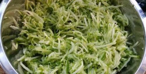 炸素丸子有人用淀粉,有人用面粉其实都不对,大厨教你饭店做法