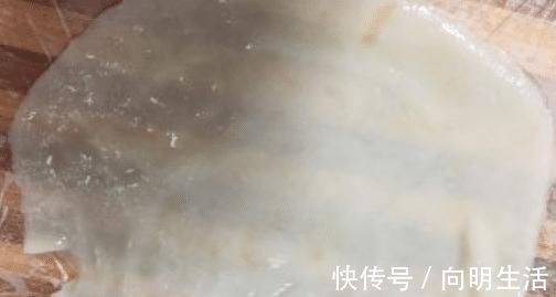 做凉皮太厚又开裂?大厨教你一招:掌握好比例跟配方,吃着还筋道