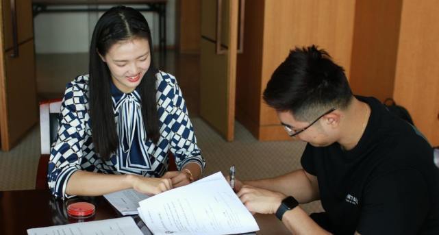 女排奥运冠军|恭喜!女排奥运冠军晒婚纱照,23岁已领证,为大婚缺席一重要赛事
