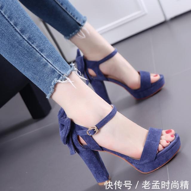 女人都最爱高挑显脚瘦的高跟鞋,不是没有道理的