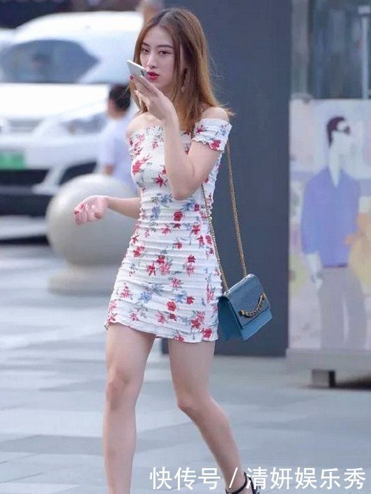 一字领碎花连衣裙，把姑娘陪衬的雄姿飒爽