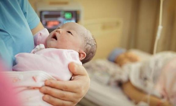 孩子|8个月孩子肠坏死,原因竟是吃错辅食,这3种食物尽量别给娃吃