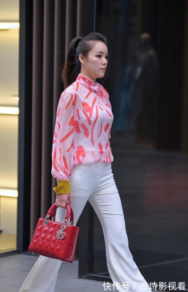 打底裤 白红色长袖搭配白色打底裤,经典时尚,穿出不要的风格