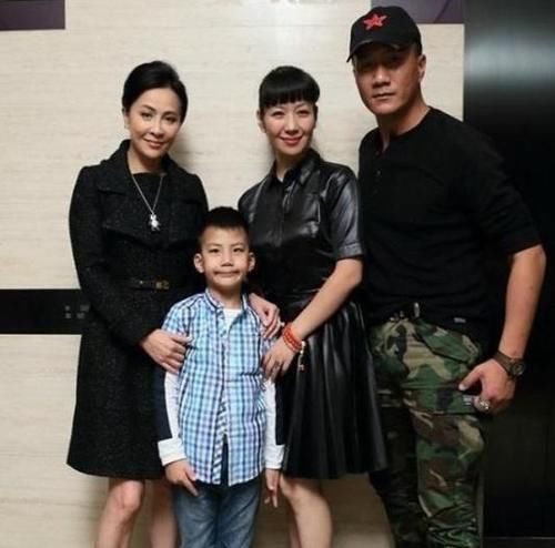 霸總|康康在《爸爸去哪兒》一出場就是“霸總”，其實他兒時也很可愛