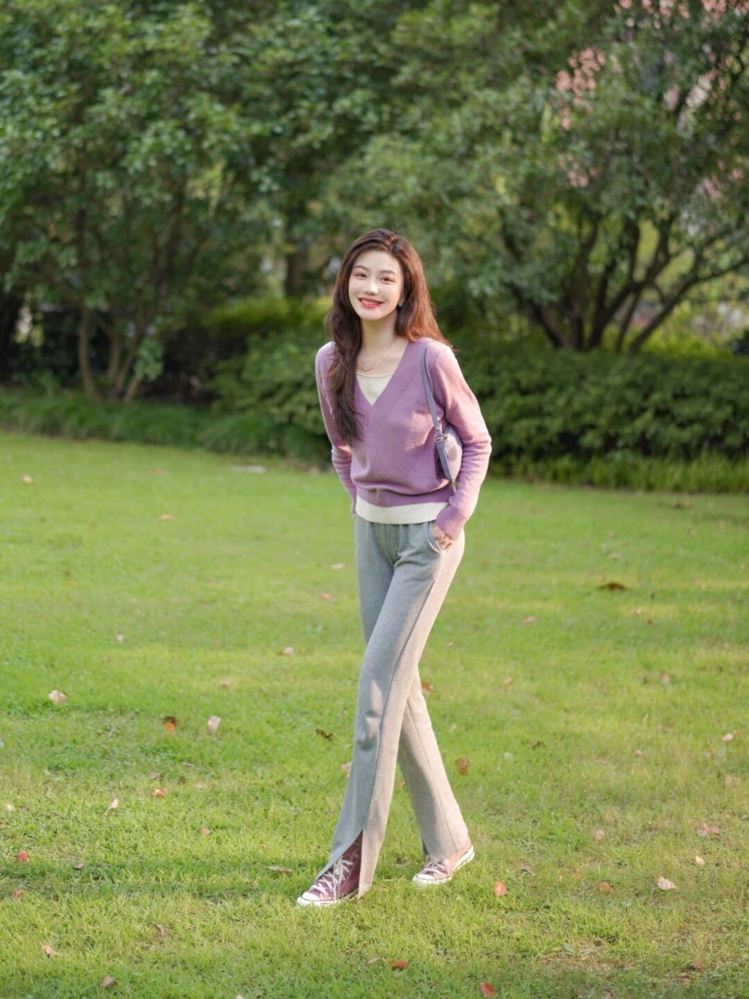 牛仔裤|针织衫选对颜色很重要，浅紫色针织衫+灰色运动裤，温柔又气质