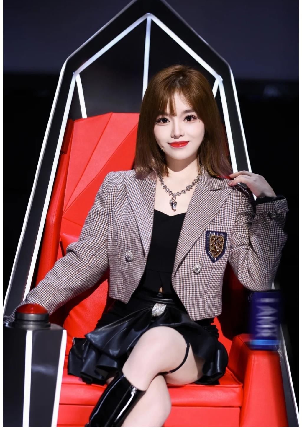 助教|《好声音》导师们个个成熟稳重,助教们却一个个穿成秀场