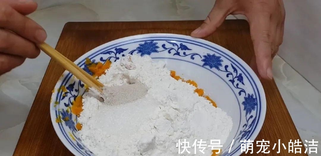 南瓜这样做才简单,锅里炸一炸,外皮焦脆又空心,比面包蛋糕还好吃