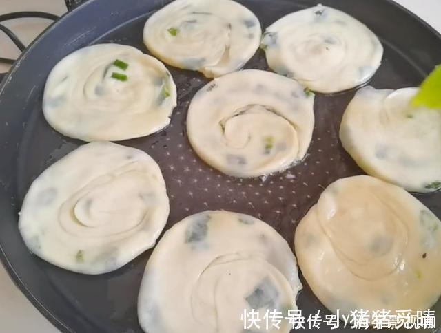 饺子皮|早餐别再吃油条了，1块钱饺子皮，一擀一卷，5分钟解决全家人早餐