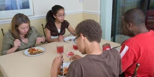 一家三口因“吃雞蛋”住進(jìn)了醫(yī)院,醫(yī)生:為什么還有人“這樣”吃