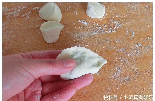 包韭菜馅饺子,直接拌是大错特错,很多人搞错,饺子不鲜也不香