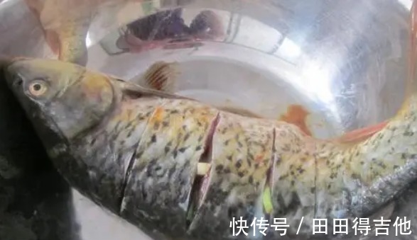炖鱼时,做好“3个关键步骤”,炖好后鱼肉不腥,香气四溢!