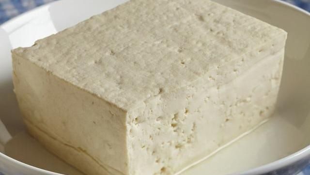 凉开水|吃不完的豆腐扔掉太浪费，菜贩子教我一招，放一周照样新鲜不变坏