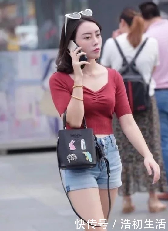 街拍|街拍：身材高挑小姐姐，背心搭配牛仔热裤，尽展纤细大长腿