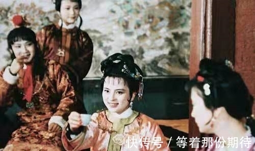 薛宝钗!薛宝钗大婚,贾探春不在婚礼现场待着,怎么跑去了林黛玉的潇湘馆