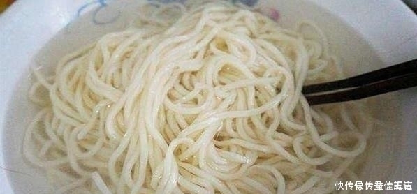 煮面条都是直接下锅煮,那怪不得煮的面条不好吃,学学以下做法