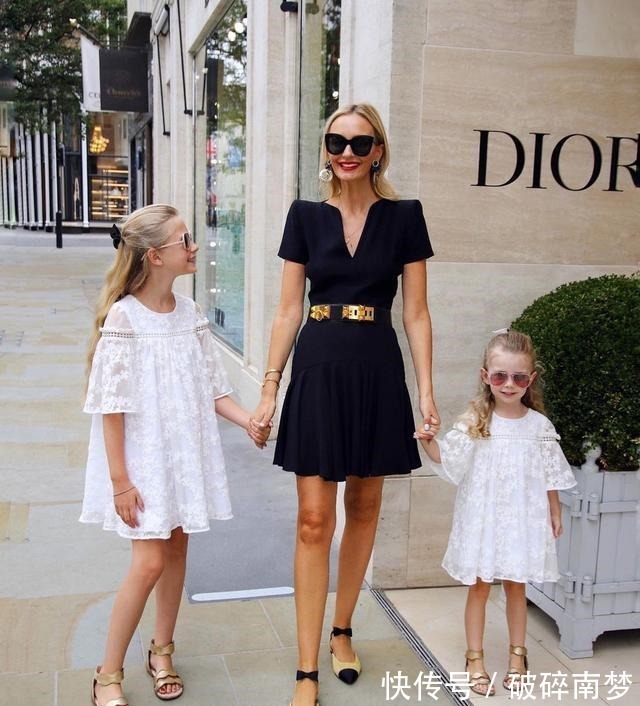 精致 当妈后别总“灰头土脸”,这位辣妈的精致穿搭,保准让你美成焦点!