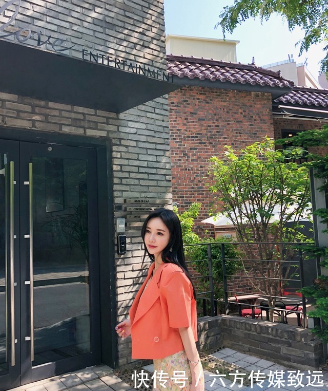 显得|孙允珠时尚穿搭春馨梨杏娉婷娇婉鲜黄色连衣裙,显得活泼开朗