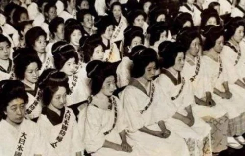 日本投降后，东北11万日本女人嫁给农民后，最终过得如何_图1-1