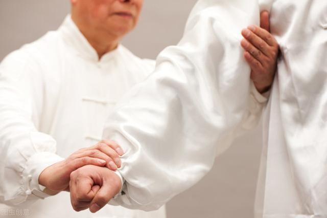 甲状腺结节|脖子出现3种表现，或是甲状腺结节的“警报器”，很多人当成咽炎