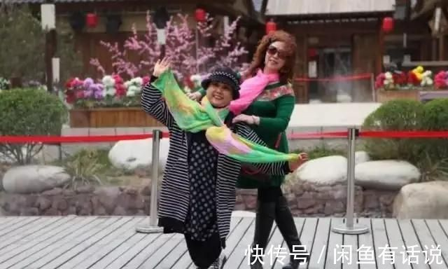 天凉 天凉又见丝巾飞舞,中国大妈当成拍照道具,法国老太却解锁了优雅