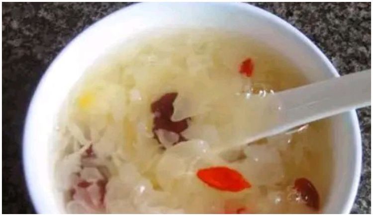 泡发银耳时,用冷水还是用热水?懂的人都是这样泡的,难怪出胶多