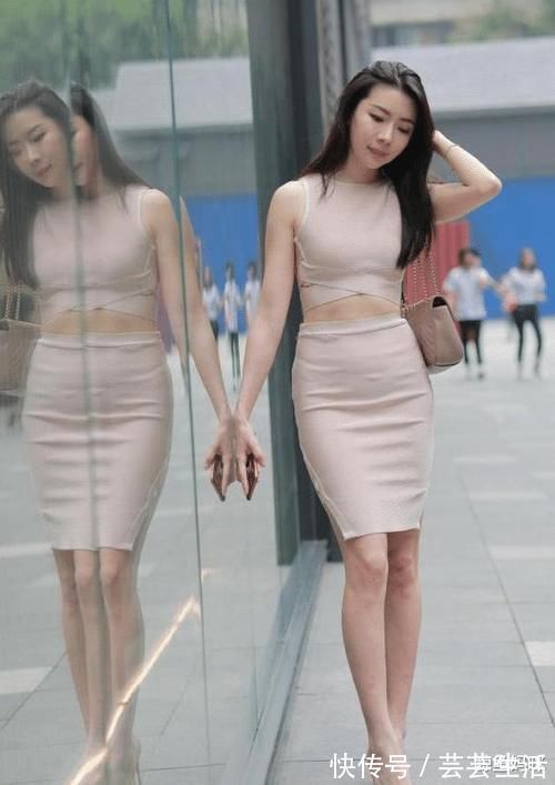 裸色 包臀裙露脐套装，时尚又高级，美女自信满满