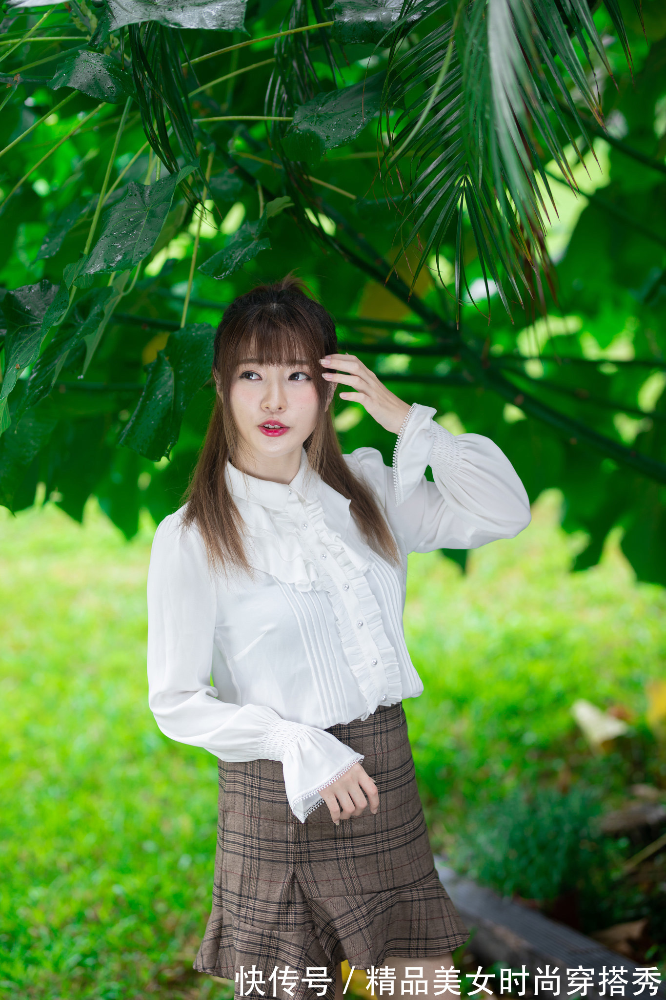 衬衫 白色衬衫搭配格子半身裙，温婉好搭，甜美范十足