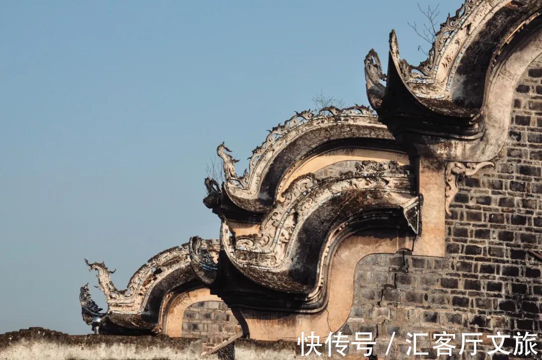 井盐|去年才通高铁,这座“十八线”国内小城,凭什么就火到了国外?