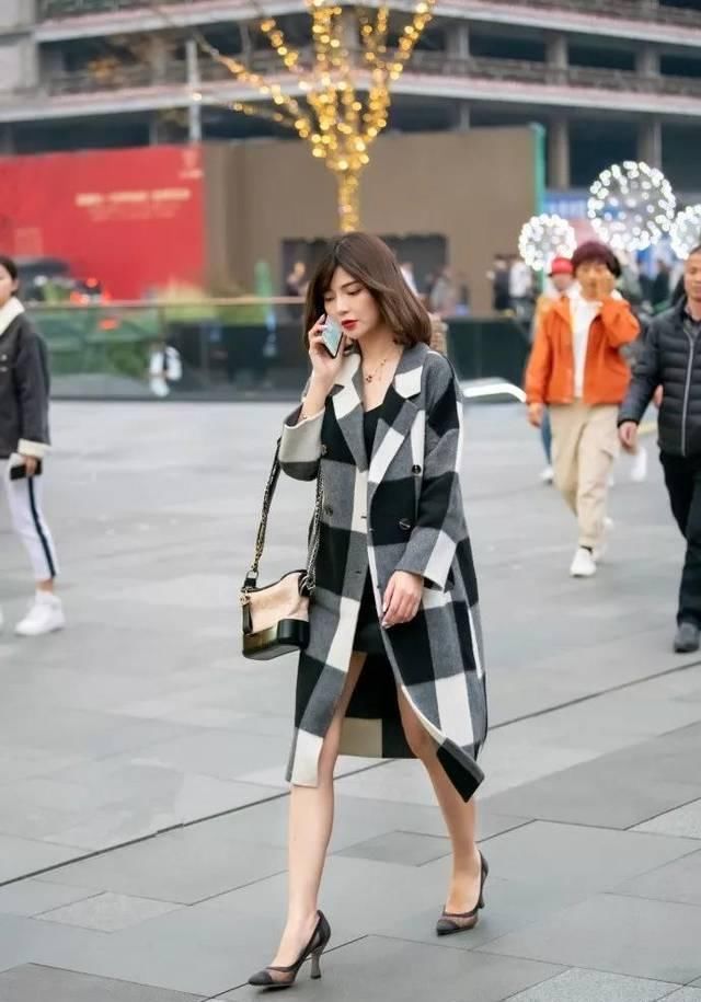 黑色高跟鞋搭配连衣裙,整体的穿搭十分有格调