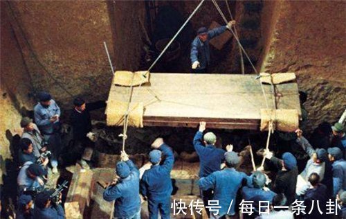 专家&古墓发现“不腐女尸”,几十位专家不敢动,盗墓贼看不下去我来