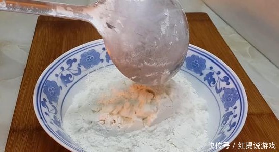 早上给家人炸点油饼,一口酥脆,搭上一碗豆腐脑,吃完浑身舒坦