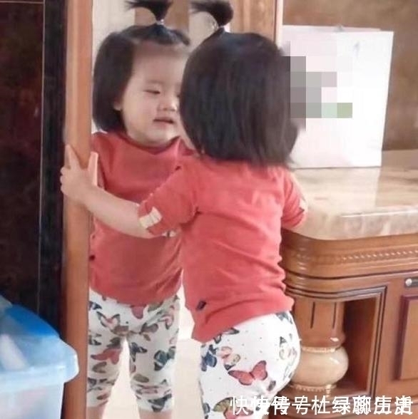 生活环境|女儿照镜子看“小蛮腰”,结果恼羞成怒,宝妈:好像减肥失败的我
