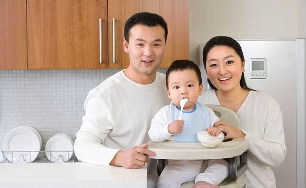 喂奶|爸妈睡太沉,没有给宝宝喂奶,半夜宝宝醒来的动作太暖心