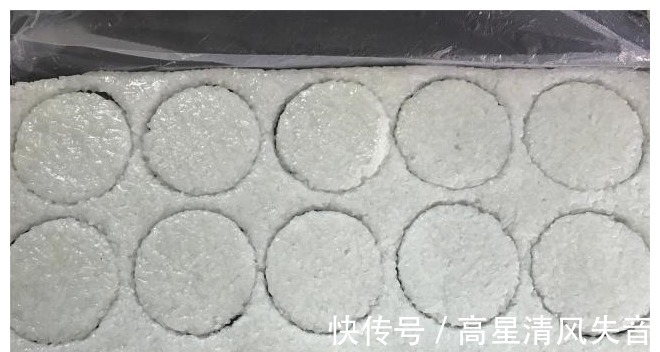 微波炉|剩米饭新吃法，做成经典小零食，香脆可口，好吃到停不下来！