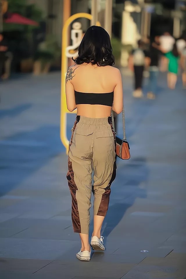 时尚 黑色挂脖上衣搭配卡其色工装裤,干净利落,时尚大气