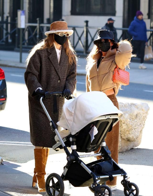 吉吉哈迪德穿时尚大衣戴小圆帽推儿童车带娃, 很有高贵潇洒范