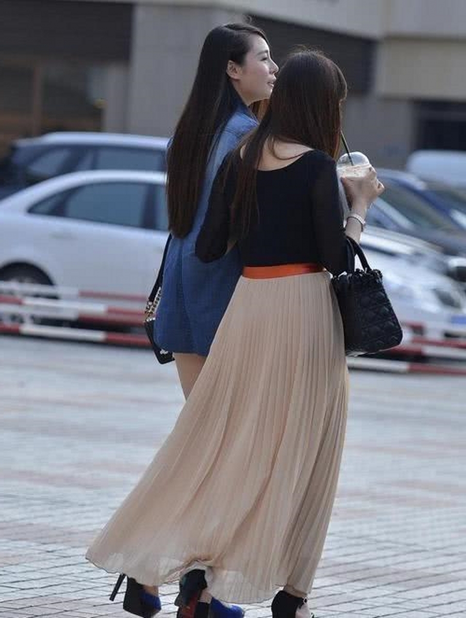 街拍，微卷的大长发温顺的披在肩上，女人味十足