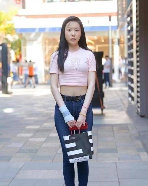 腰身 粉色可爱短袖搭配蓝色高腰牛仔裤,显高显瘦,拉长腰线