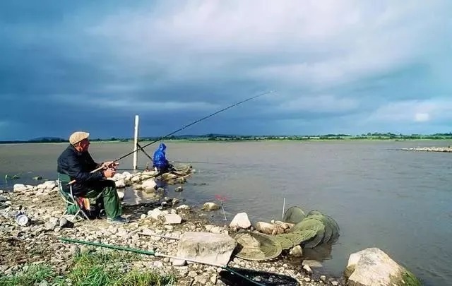 冬天|冬季钓鱼讲究人找鱼，学会这样选点打窝，让你狂钓大板鲫